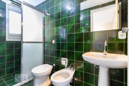 Banheiro da suíte de apartamento à venda com 1 quarto, 50m² em Cambuí, Campinas