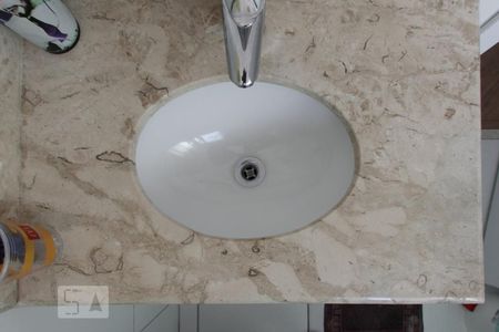 Apartamento à venda com 70m², 2 quartos e 1 vagaBanheiro da suíte - pia