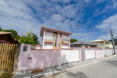 Casa para alugar com 84m², 2 quartos e 2 vagasFachada