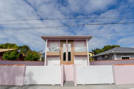 Casa para alugar com 84m², 2 quartos e 2 vagasFachada