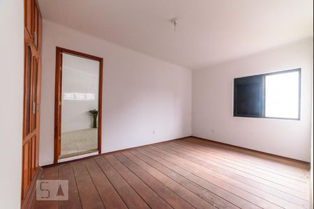 Casa à venda com 340m², 4 quartos e 4 vagasSuíte