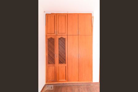 Casa à venda com 340m², 4 quartos e 4 vagasQuarto 2 - Armários