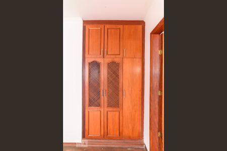 Casa à venda com 340m², 4 quartos e 4 vagasSuíte - Armários