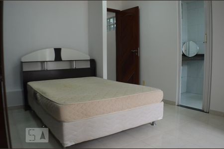 Quarto 1 com banheiro de casa de condomínio para alugar com 5 quartos, 193m² em Armação, Salvador
