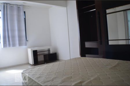 Quarto 1 com banheiro de casa de condomínio para alugar com 5 quartos, 193m² em Armação, Salvador