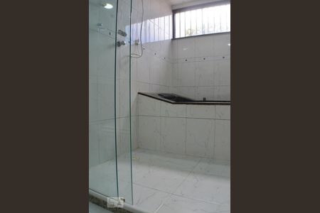 Quarto 1 com banheiro de casa de condomínio para alugar com 5 quartos, 193m² em Armação, Salvador