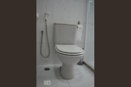 Quarto 1 com banheiro de casa de condomínio para alugar com 5 quartos, 193m² em Armação, Salvador