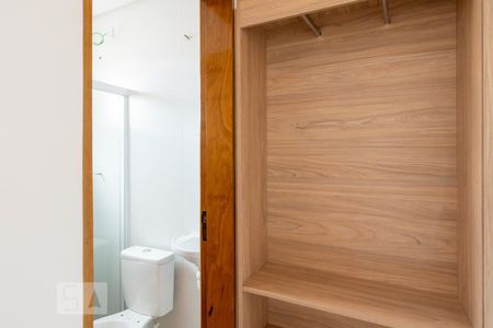 Banheiro de kitnet/studio para alugar com 1 quarto, 11m² em Vila São Pedro, Santo André