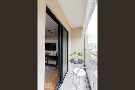 Varanda de kitnet/studio para alugar com 1 quarto, 28m² em Indianópolis, São Paulo