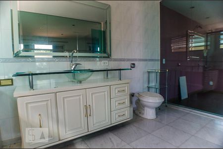 Casa à venda com 400m², 4 quartos e 4 vagasBanheiro da Suíte 1