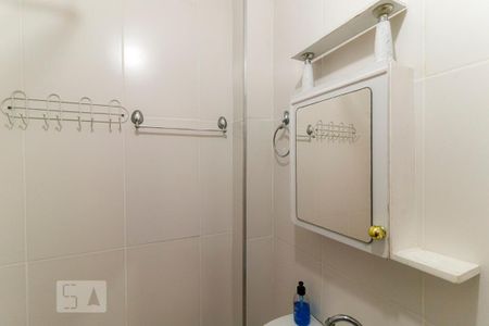 Studio à venda com 27m², 1 quarto e sem vaga Studio à venda com 27m², 1 quarto e sem vagaBanheiro - Armário com Espelho
