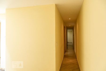 Casa à venda com 287m², 3 quartos e 6 vagasCorredor