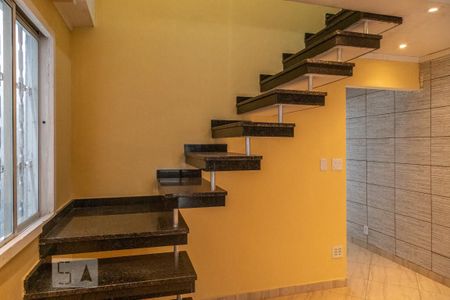 Casa à venda com 287m², 3 quartos e 6 vagasEscada