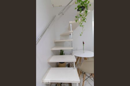 Escada de casa para alugar com 2 quartos, 90m² em Jardim Brasil (zona Norte), São Paulo