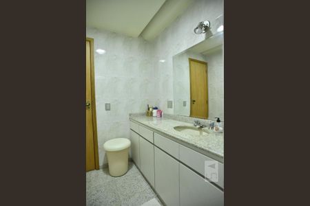 Apartamento à venda com 322m², 4 quartos e 3 vagasBanheiro Social