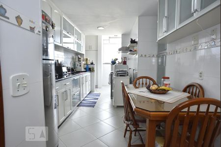 Apartamento à venda com 322m², 4 quartos e 3 vagasCozinha