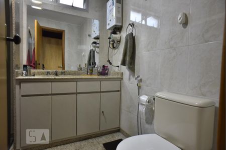 Apartamento à venda com 322m², 4 quartos e 3 vagasBanheiro da Suíte
