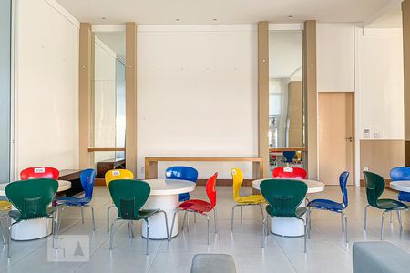 Apartamento à venda com 130m², 4 quartos e 3 vagas Apartamento à venda com 130m², 4 quartos e 3 vagasCondomínio