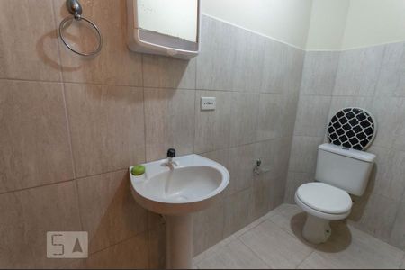 Banheiro de apartamento para alugar com 1 quarto, 36m² em Novo Mundo, Curitiba
