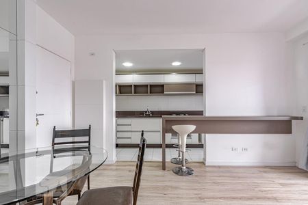 Sala de apartamento para alugar com 1 quarto, 71m² em Centro, Curitiba