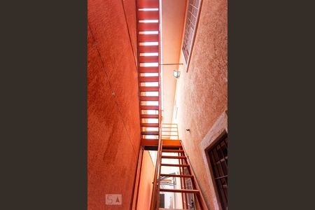 Casa à venda com 170m², 3 quartos e 2 vagas Casa à venda com 170m², 3 quartos e 2 vagasEscada