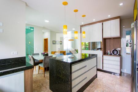 Casa à venda com 370m², 5 quartos e 6 vagas Casa à venda com 370m², 5 quartos e 6 vagasCozinha