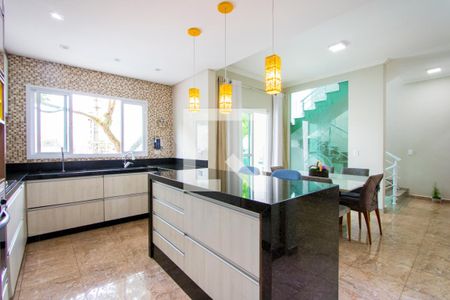 Casa à venda com 370m², 5 quartos e 6 vagas Casa à venda com 370m², 5 quartos e 6 vagasCozinha