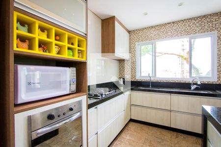 Casa à venda com 370m², 5 quartos e 6 vagas Casa à venda com 370m², 5 quartos e 6 vagasCozinha