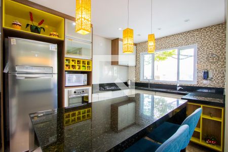 Casa à venda com 370m², 5 quartos e 6 vagas Casa à venda com 370m², 5 quartos e 6 vagasCozinha