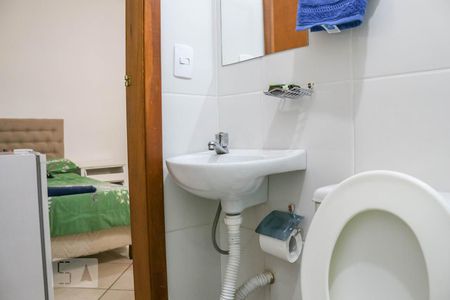 Banheiro de kitnet/studio para alugar com 1 quarto, 20m² em Dom Cabral, Belo Horizonte