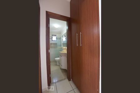 Apartamento para alugar com 57m², 1 quarto e 1 vagaÁrmário ao lado do banheiro da suíte