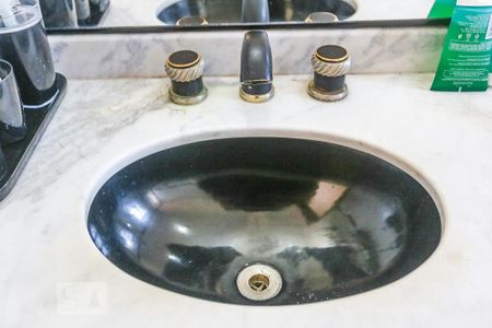 Casa à venda com 200m², 5 quartos e 2 vagas Casa à venda com 200m², 5 quartos e 2 vagasBanheiro Suite