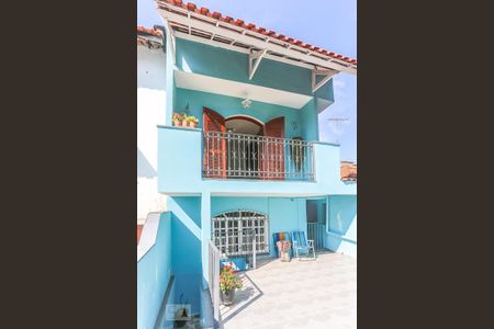 Casa à venda com 200m², 5 quartos e 2 vagas Casa à venda com 200m², 5 quartos e 2 vagasTerraço