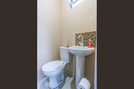 Casa à venda com 200m², 5 quartos e 2 vagas Casa à venda com 200m², 5 quartos e 2 vagasBanheiro Serviço