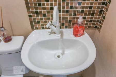 Casa à venda com 200m², 5 quartos e 2 vagas Casa à venda com 200m², 5 quartos e 2 vagasBanheiro Serviço