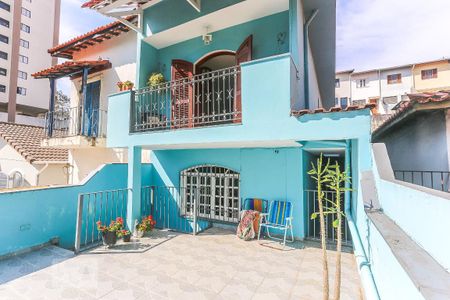 Casa à venda com 200m², 5 quartos e 2 vagas Casa à venda com 200m², 5 quartos e 2 vagasTerraço