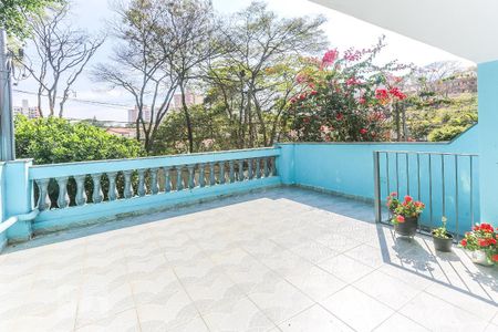 Casa à venda com 200m², 5 quartos e 2 vagas Casa à venda com 200m², 5 quartos e 2 vagasTerraço