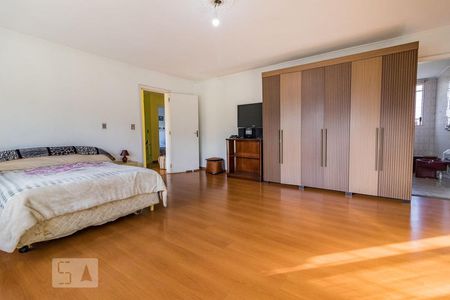 Casa à venda com 270m², 4 quartos e 3 vagas Casa à venda com 270m², 4 quartos e 3 vagasDormitório4