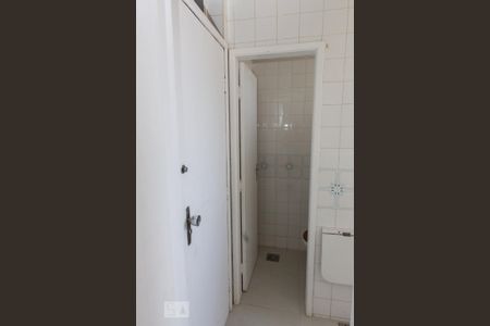 Apartamento à venda com 62m², 2 quartos e 1 vaga Apartamento à venda com 62m², 2 quartos e 1 vagaBanheiro da Área de Serviço