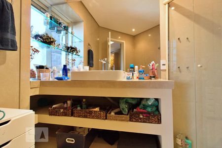 Apartamento à venda com 317m², 4 quartos e 5 vagasBanheiro da Suíte 1