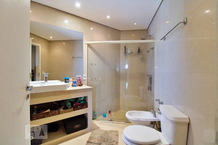 Apartamento à venda com 317m², 4 quartos e 5 vagasBanheiro da Suíte 1