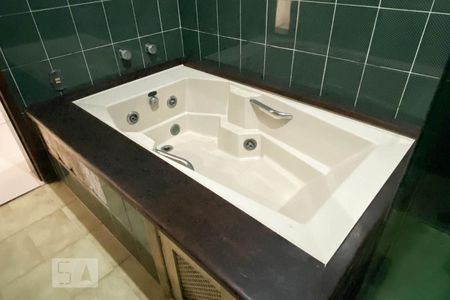 Casa à venda com 560m², 6 quartos e 5 vagasBanheiro 3 - Banheira