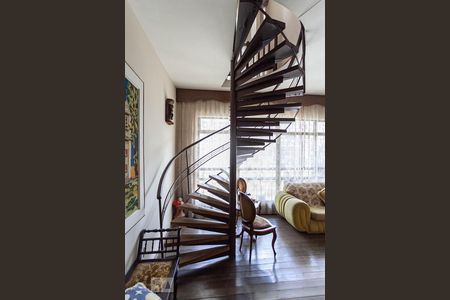 Casa à venda com 400m², 5 quartos e 2 vagasEscada 