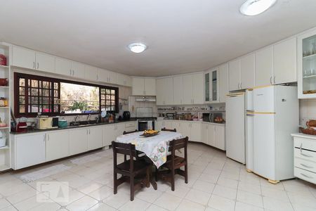 Casa à venda com 560m², 6 quartos e 6 vagas Casa à venda com 560m², 6 quartos e 6 vagasCozinha