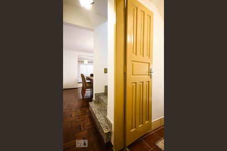 Corredor de casa à venda com 4 quartos, 200m² em Instituto de Previdência, Taboão da Serra