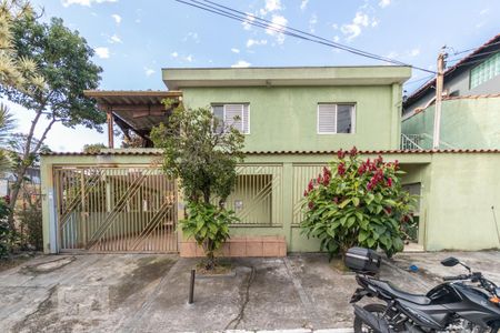 Casa à venda com 165m², 6 quartos e 3 vagas Casa à venda com 165m², 6 quartos e 3 vagasFachada