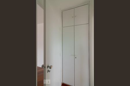 Corredor de apartamento para alugar com 1 quarto, 50m² em Vila Nova Conceição, São Paulo