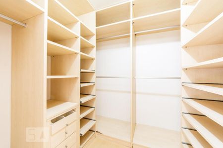 Casa à venda com 354m², 2 quartos e 2 vagasCloset do quarto