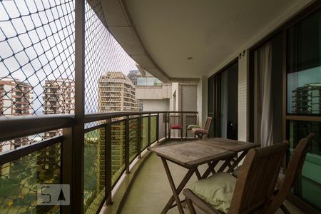 Varanda de apartamento para alugar com 4 quartos, 140m² em Barra da Tijuca, Rio de Janeiro