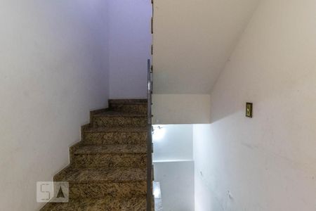 Casa à venda com 168m², 3 quartos e 4 vagasEscadas